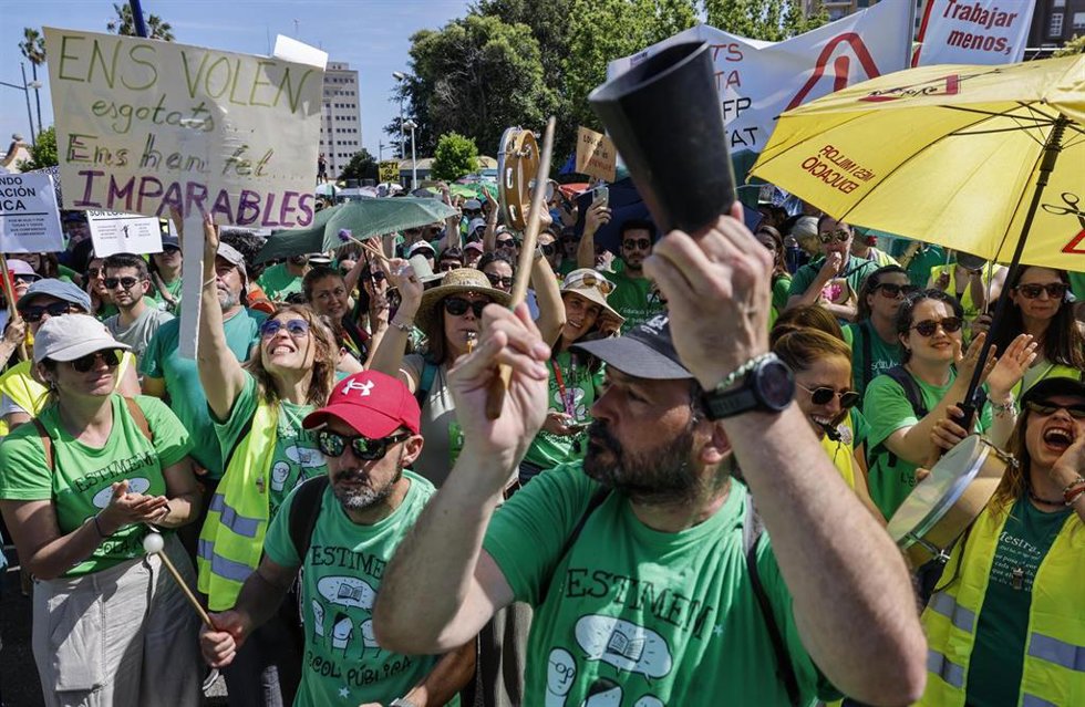Decenas de personas se concentran frente a la Conselleria de Educación durante una reunión oficial convocada tras la huelga indefinida de docentes.