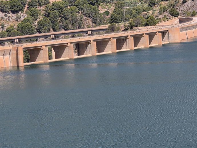 La Comunidad de Regantes del Bajo Guadalfeo denuncia "desperdicio histórico" de agua en las presas de Béznar y Rules mientras las canalizaciones siguen sin ejecutarse.