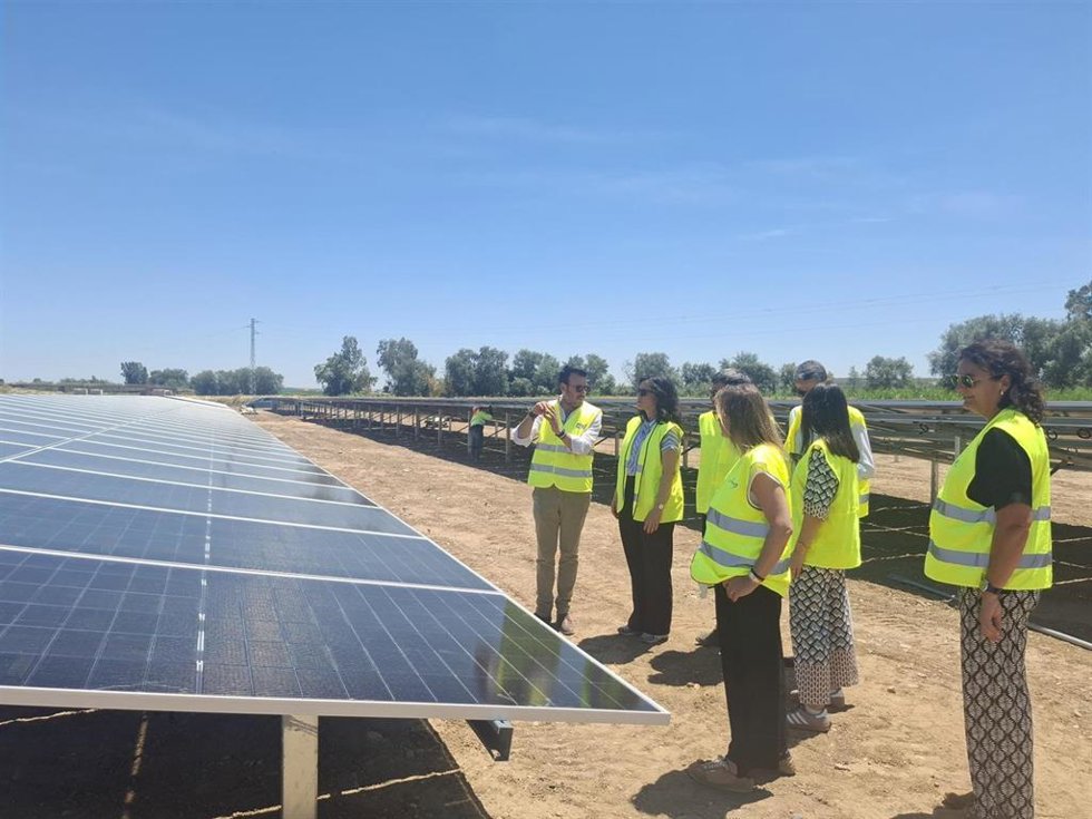 La presidenta de la CHG, Gloria Martín Valcárcel, acompañada por la directora técnica del organismo, Nuria Jiménez Gutiérrez, visitan en Palma del Río (Córdoba) las obras del proyecto fotovoltaico.
