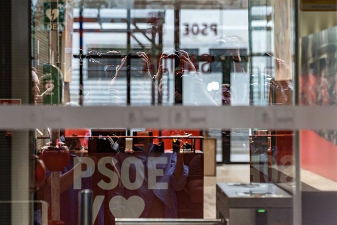 Acceso a la sede nacional del PSOE en Ferraz, a 27 de mayo de 2026, en Madrid (España). 
