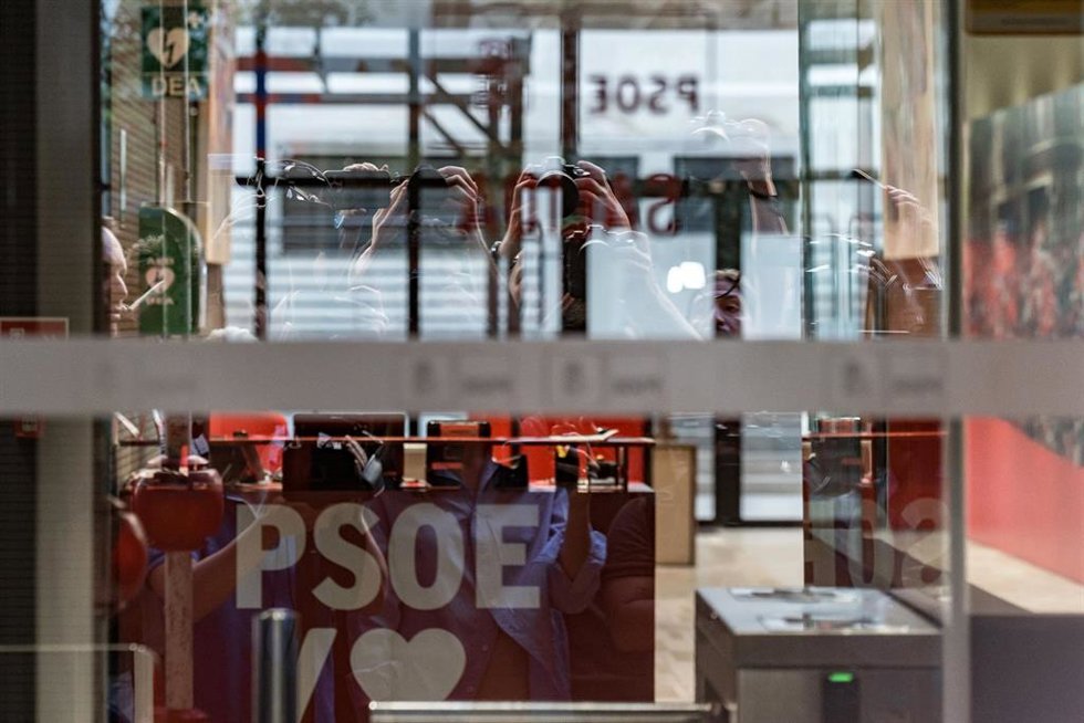 Acceso a la sede nacional del PSOE en Ferraz, a 27 de mayo de 2026, en Madrid (España). 