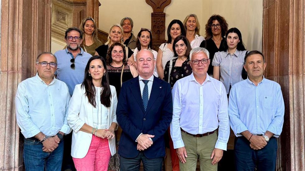 El alcalde de Antequera, Manuel Barón, junto a la teniente de alcalde delegada de Turismo, Comercio y Patrimonio Mundial, Ana Cebrián, junto con un grupo de técnicos de turismo de la Costa Dorada.