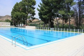 Este fin de semana, concretamente el sábado 30 de mayo a las 10:30 horas se procederá a la apertura De la piscina municipal de Alcañiz convirtiéndose, un año más, en la primera piscina pública de Aragón En estrenar la temporada veraniega.