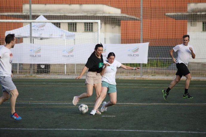 Archivo - Políticos, periodistas y agentes culturales de Toledo juegan al fútbol en un torneo benéfico previo a la celebración del Corpus Christi organizado por Europa Press.