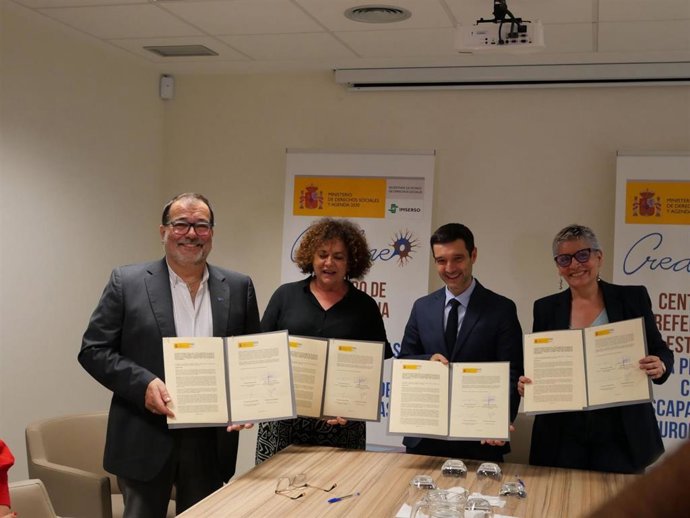 Firma de la declaración institucional sobre el Credine