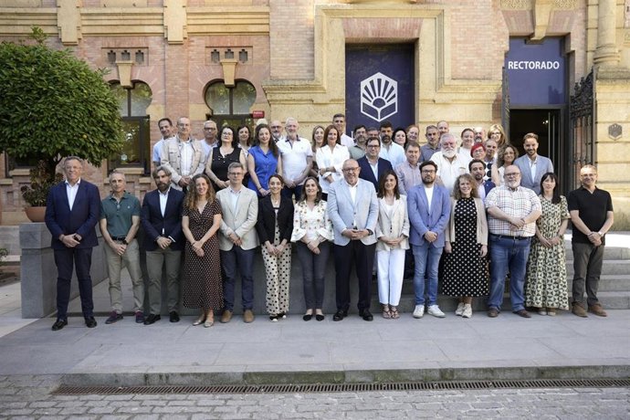 Foto de familia de la primera sesión del consejo de gobierno de la Universidad de Córdoba del nuevo mandato de Manuel Torralbo.
