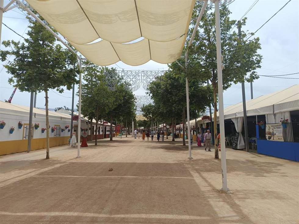 Una calle de la Feria de Córdoba entoldada.