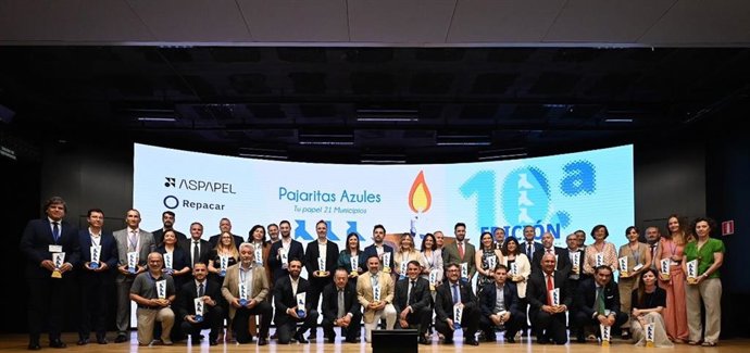 ASPAPEL y REPACAR reconocen 46 entidades locales por su compromiso con el reciclaje de papel con 'Pajaritas Azules'.
