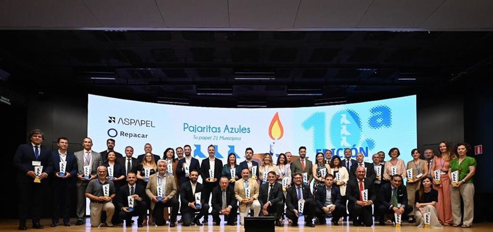 ASPAPEL y REPACAR reconocen 46 entidades locales por su compromiso con el reciclaje de papel con 'Pajaritas Azules'.