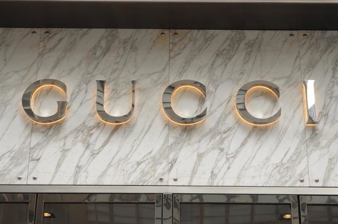 Archivo - May 13, 2025, New York, United States: A Gucci store is seen on Fifth Avenue in Manhattan, New York City.