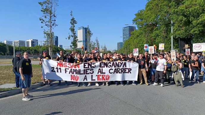 Concentración de los trabajadores de Nissan por el ERE que afecta a la empresa en Catalunya