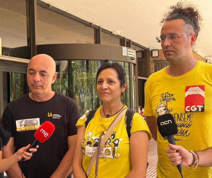 Los representantes sindicales antes de entrar a la reunión de la sectorial