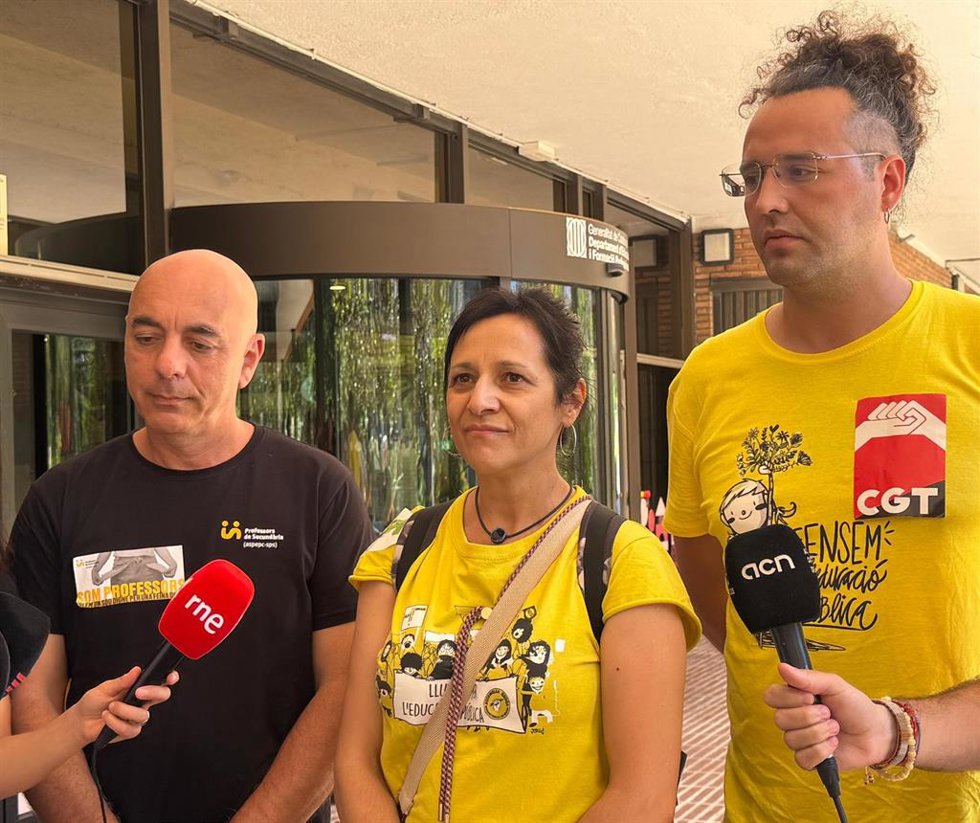 Los representantes sindicales antes de entrar a la reunión de la sectorial