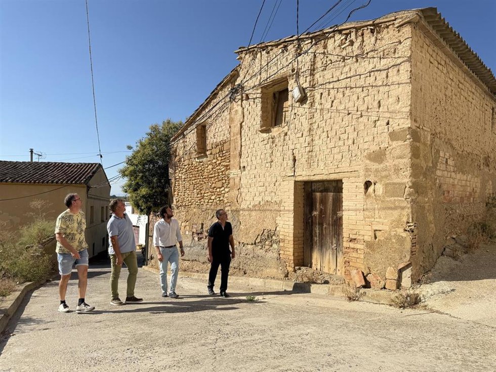 El presidente de la Diputación Provincial de Huesca, Isaac Claver, ha visitado hoy Binaced-VALCARCA, una de las 25 localidades que ampliarán su oferta residencial gracias al Plan de Vivienda de la institución provincial