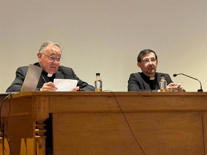 El cardenal arzobispo de Madrid, José Cobo (derecha) y el obispo de León, Luis Ángel de las Heras Berzal (izquierda), durante la tercera jornada de convivencia del clero de León.