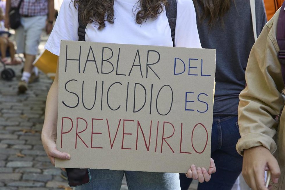 Archivo - Una persona muestra una pancarta que reza 'Hablar de suicidio es prevenirlo'