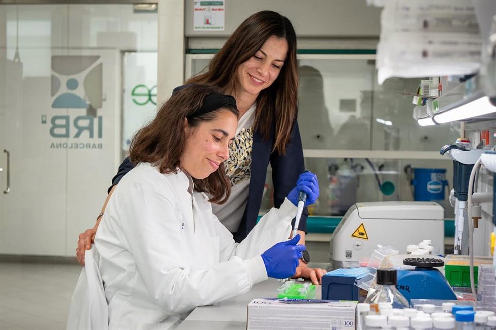 Investigadoras del IRB Barcelona en el laboratorio.
