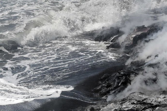 Archivo - March 20, 2026, Saint-Philippe, La Reunion, France: Begun on February 13, 2026, the eruption at Piton de la Fournaise continues with a single active eruptive site on the south-southeast flank of the volcano at an altitude of 2,056 meters. Lava c