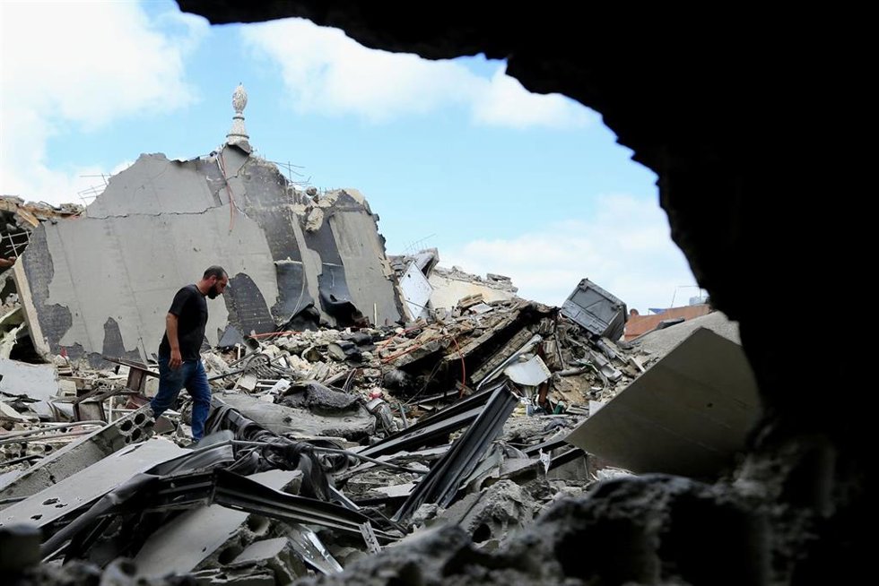 Un hombre sobre los escombros de su vivienda en Tiro, Líbano, destruida por un ataque de Israel