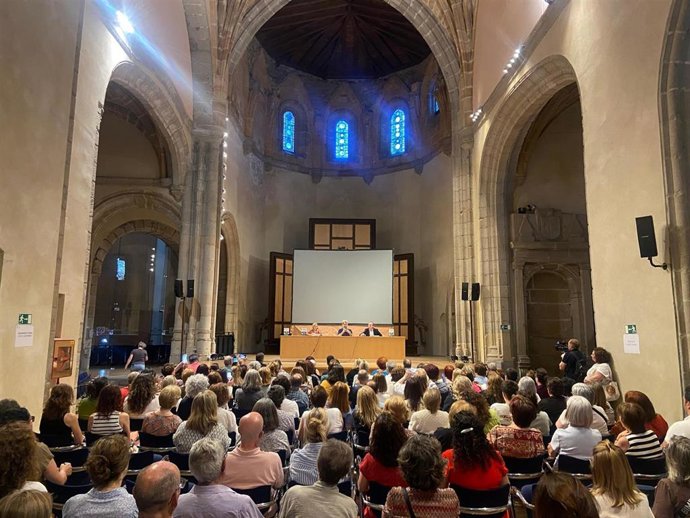 El ciclo 'De libros y letras' del Ayuntamiento de Ávila comienza una nueva temporada con el escritor Máximo Huerta