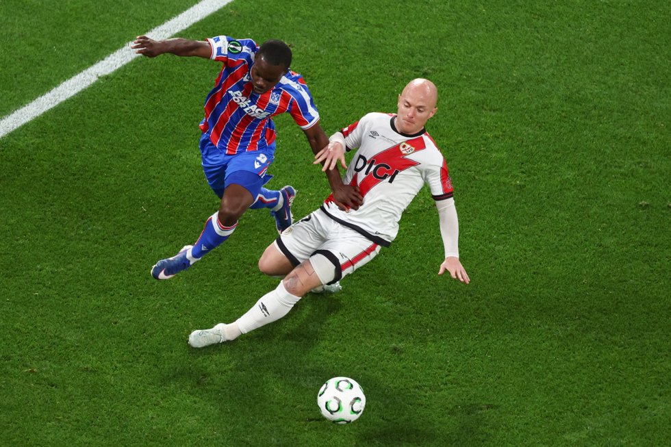 27 May 2026, Saxony, Leipzig: Crystal Palace's Tyrick Mitchell and Rayo Vallecano's Isi Palazon (R) battle for the ball during the UEFA Europa Conference League final soccer match between Crystal Palace and Rayo Vallecano at the Red Bull Arena.