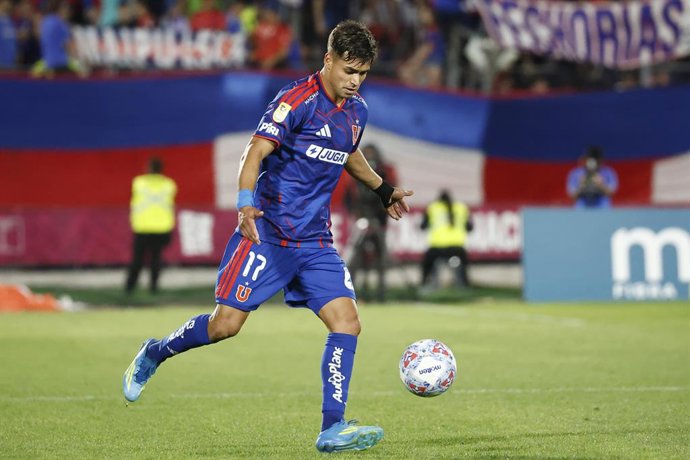 Futbol, Universidad de Chile vs Deportes La Serena Fecha 8, Liga de Primera 2026. El jugador de Universidad de Chile Fabian Hormazabal juega el balon durante el partido de la Liga de primera realizado en el estadio Nacional de Santiago,