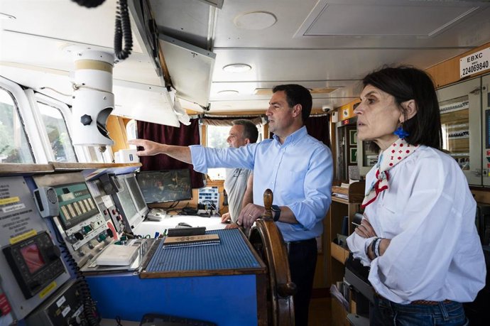 El Lehendakari, Imanol Pradales, junto a la consejera de Bienestar, Juventud y Reto Demográfico, Nerea Melgosa, en el barco Aita Mari