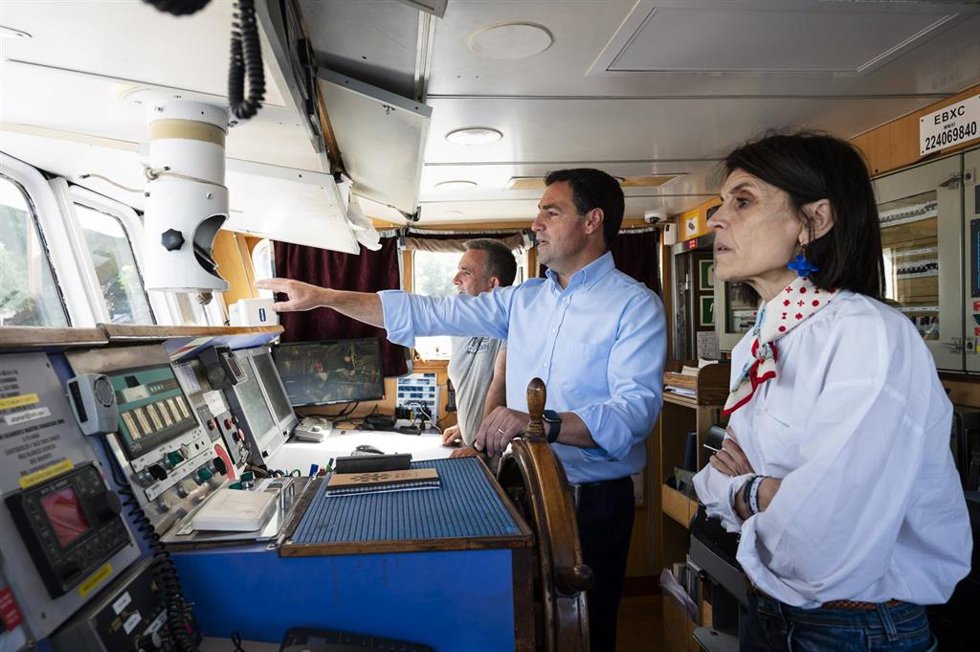 El Lehendakari, Imanol Pradales, junto a la consejera de Bienestar, Juventud y Reto Demográfico, Nerea Melgosa, en el barco Aita Mari