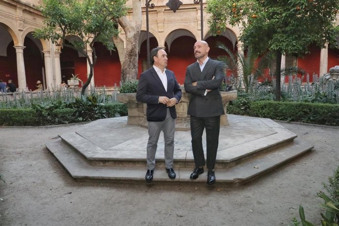 Imagen del presidente del PPCV, Juanfran Pérez Llorca, y del vicesecretario de Educación e Igualdad del Partido Popular, Jaime de los Santos.
