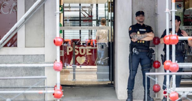 Agentes de la UCO salen de la sede del PSOE tras 12 horas recabando información del 'caso Leire Díez'