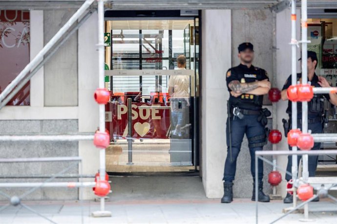 Dos agentes de la Policía Nacional delante de la sede nacional del PSOE en Ferraz, a 27 de mayo de 2026, en Madrid (España).