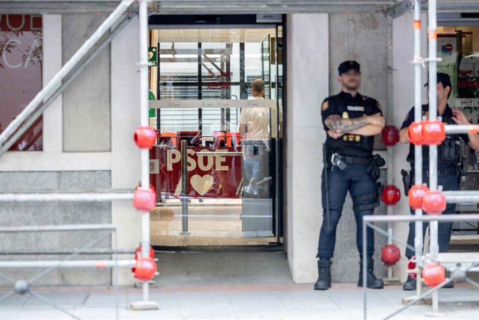 Dos agentes de la Policía Nacional delante de la sede nacional del PSOE en Ferraz, a 27 de mayo de 2026, en Madrid (España).