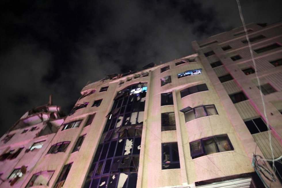Vista de un edificio en ciudad de Gaza bombardeo por Israel 