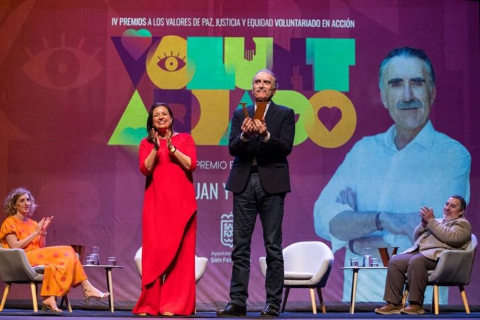 El comunicador Juan y Medio recoge su galardón en los Premios a los Valores de Equidad, Justicia y Paz 'Voluntariado en Acción'.