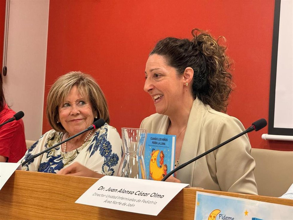 La delegada del Gobierno de la Junta de Andalucía en Jaén por suplencia, Ana Mata, en la presentación del libro solidario 'Cuando los niños piden la luna'.