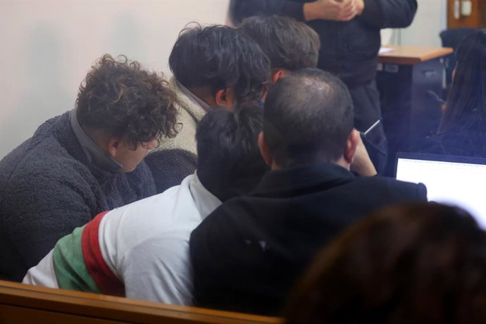 Santiago, 12 de mayo de 2026. En el Tribunal Oral en lo Penal de Colina, comienza el juicio oral en contra de cinco acusados por el asesinato del ciudadano frances residente en Chile Dimitri Valerian Weiler, ocurrido en la comuna Chicureo. Jonnathan