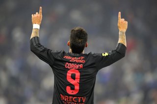 Futbol, Universidad Catolica vs Colo Colo Fecha 13, Liga de Primera 2026. El jugador de Colo Colo Javier Correa, centro, celebra su gol durante un partido de primera contra Universidad Catolica disputado en el estadio Claro Arena en Santiago,