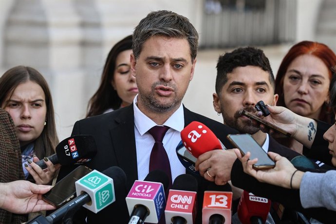 Santiago, 8 de mayo de 2026.  Bancada del Partido Socialista entrega carta en la oficina de Partes del Palacio La Moneda dirigida al presidente de la republica con propuestas de crecimiento y desarrollo que reemplacen la ley miscelanea   Diego