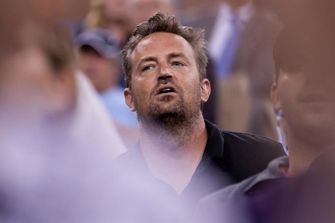 Archivo - Arquivo - NOVA YORK, NY - 8 DE SETEMBRO: Matthew Perry comparece ao 11º dia do Campeonato de Tênis dos EUA de 2011 no Centro Nacional de Tênis USTA Billie Jean King, em Flushing, Queens, Nova York, EUA, em 8 de setembro de 2011, no bairro de Flu