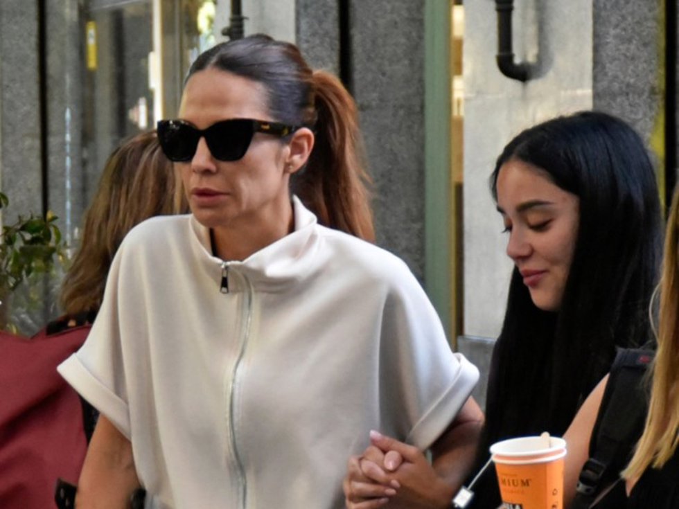 Tamara Gorro y Juls Janeiro por las calles de Barcelona durante el rodaje de 'La Caja Amarilla'