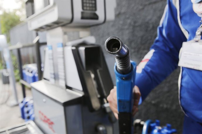 Santiago, 26 mayo 2022. Autoridades anunciaron la baja en el precio de la parafina pero no de las bencinas. Los combustibles siguen al alza en Chile. Marcelo Hernandez/Aton Chile