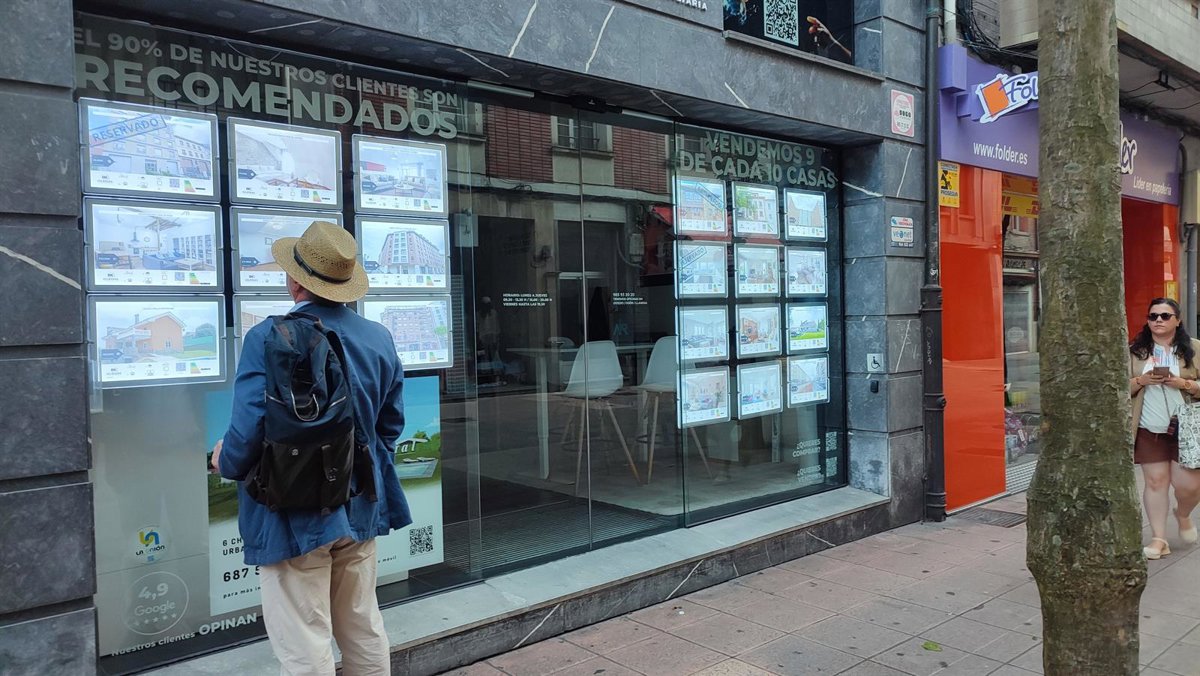 La compraventa de viviendas cae un 4,7% en marzo y el precio se dispara un 7%, según los notarios