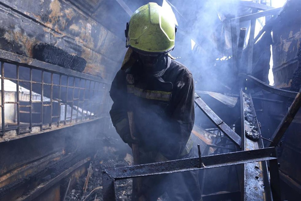 Archivo - Fotografía de archivo de un bombero sofocando un incendio en Nairobi a fecha de 31 de enero de 2024