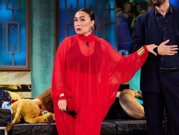 El look más etéreo de Candela Peña hasta la fecha en 'La Revuelta': translúcido y de líneas envolventes