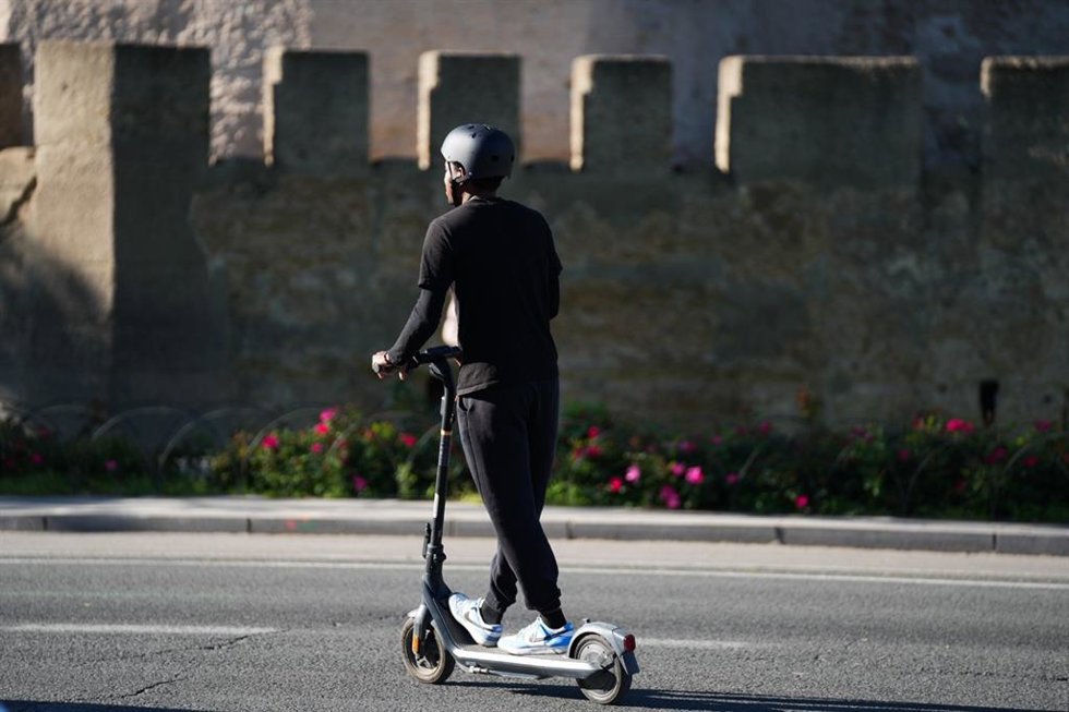 Archivo - Un conductor de patinete eléctrico
