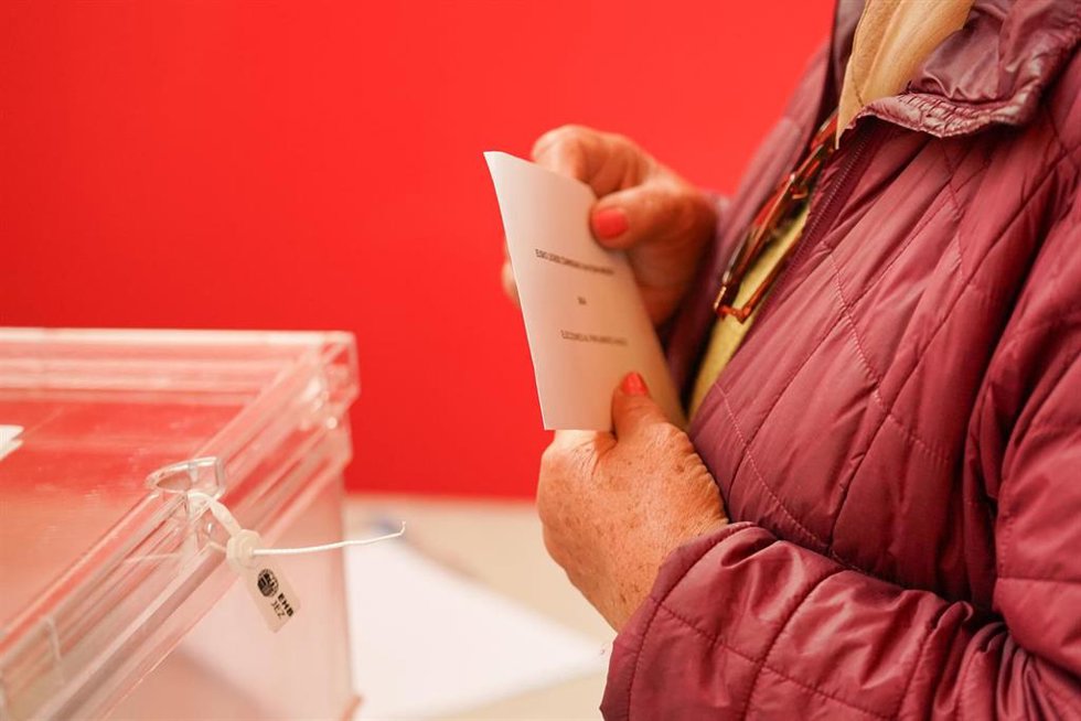 Archivo - Una persona ejerce su derecho a voto en las elecciones