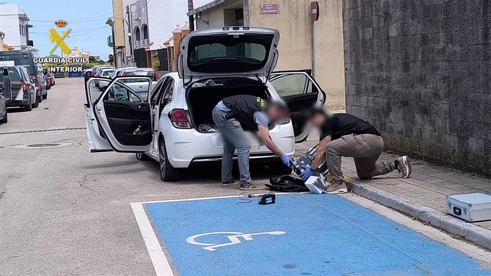 Tres detenidos in fraganti tras colarse a robar en un cajero de Benifairó de la Valldigna