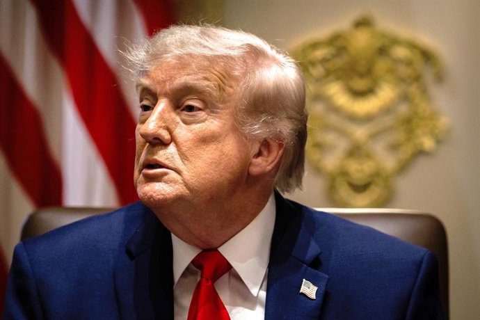 27 de maio de 2026, Washington, Distrito de Columbia, EUA: O presidente dos Estados Unidos, Donald J. Trump, realiza uma reunião de gabinete na Sala do Gabinete da Casa Branca, em Washington, DC, EUA, em 27 de maio de 2026. Trump está realizando a reunião