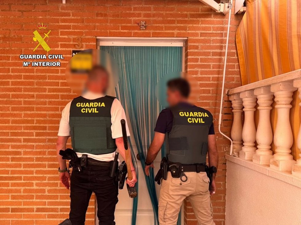 Detenido por estafar más de 30.000 euros a vecinos de Santa Pola con una supuesta empresa de toldos