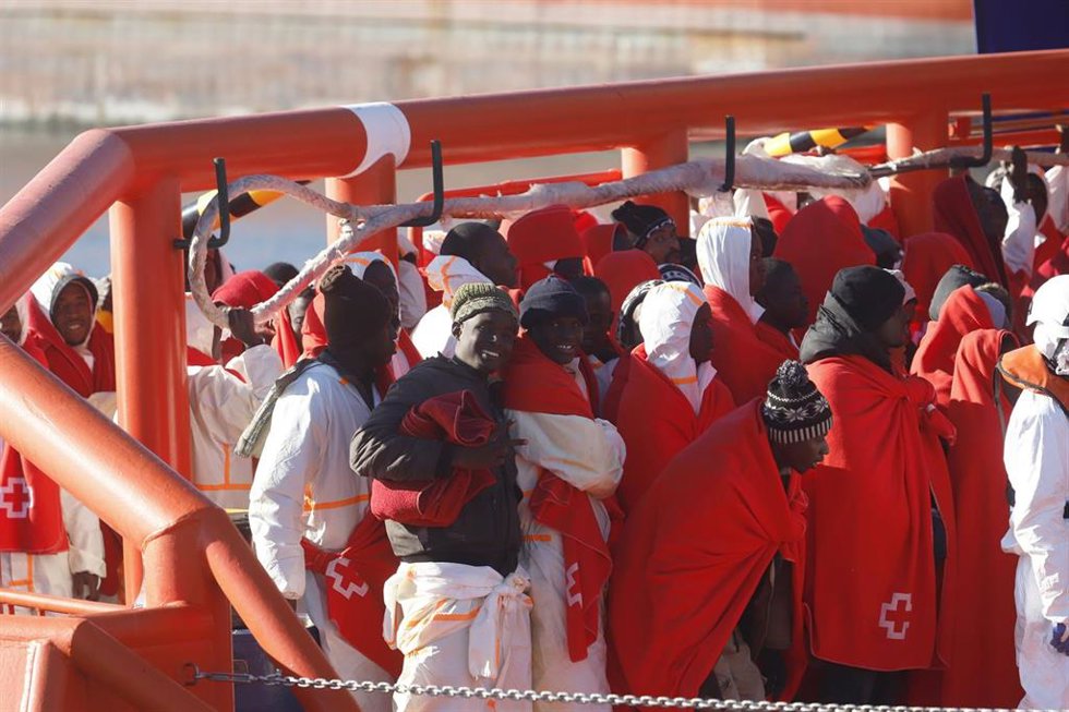 Archivo - Inmigrantes llegan al puerto en una salvamar